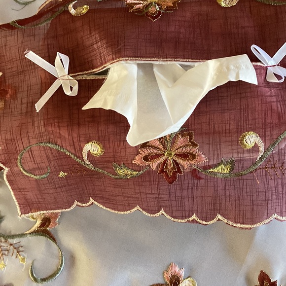 NWOT Square Shape Embroidered Table Topper with Matching Tissue Box Cover - Picture 7 of 9